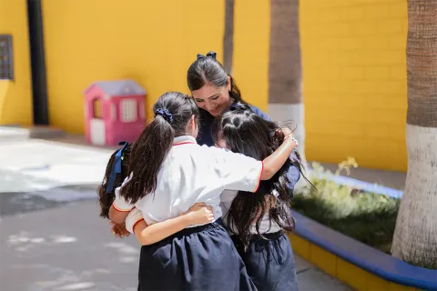 Alumnas y maestra en el patio del Campus La Mesa