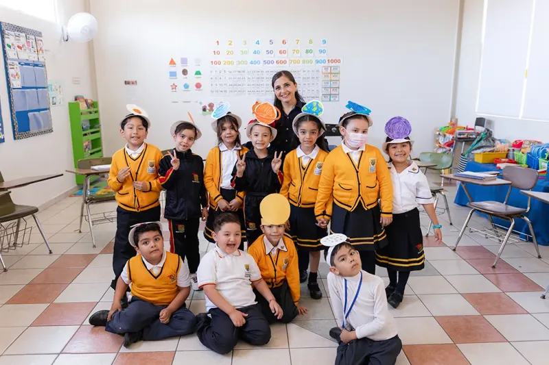 Alumnos de primaria con su maestra en el Campus La Mesa