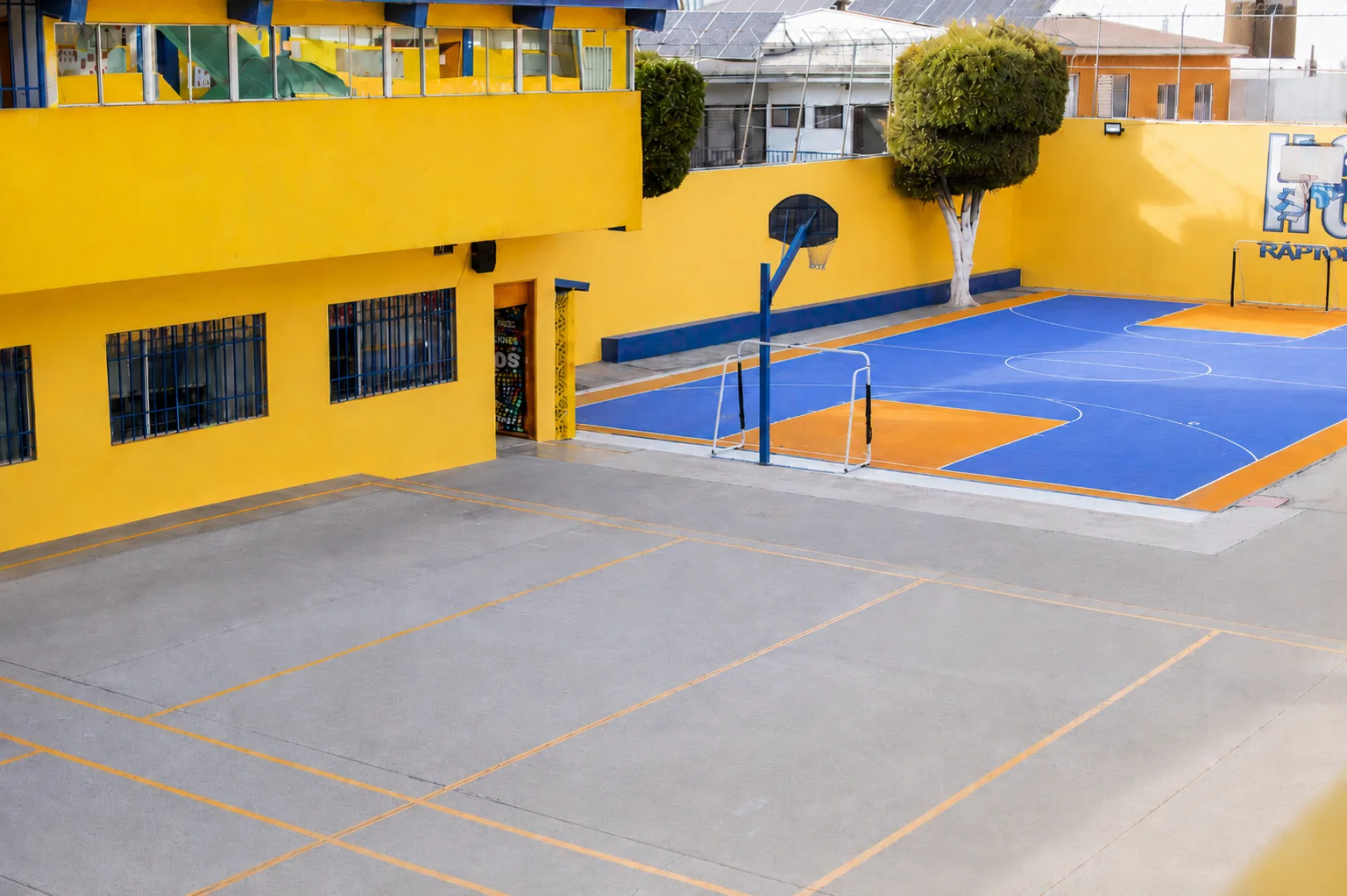 Patio y cancha del Campus Cacho