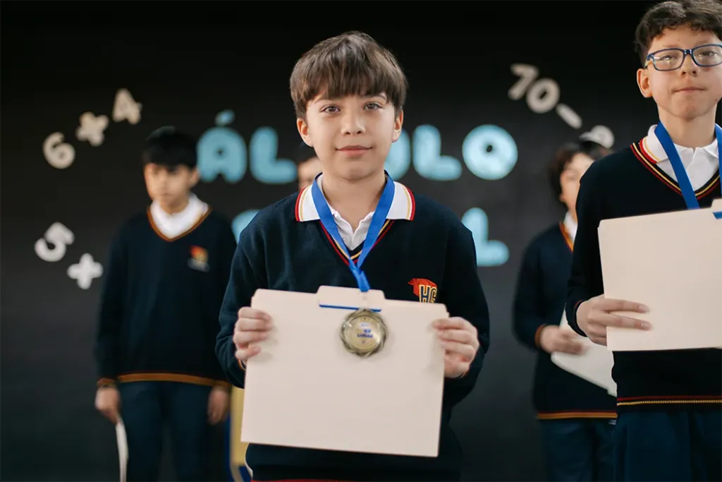 Alumno de secundaria con su medalla y reconocimiento